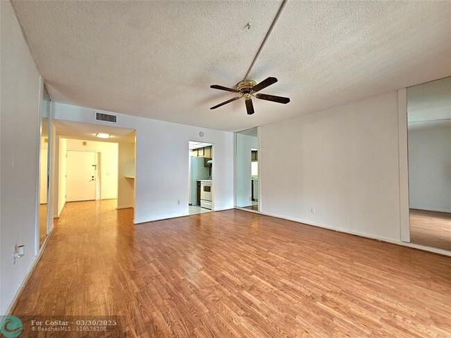 Building Photo - 10762 La Placida Dr