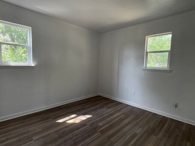 Building Photo - 1749 SW 12th- AVAILABLE NOW!!