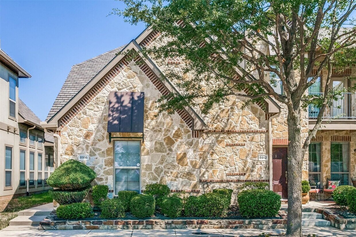 Primary Photo - Simply gorgeous DR Horton town home locate...