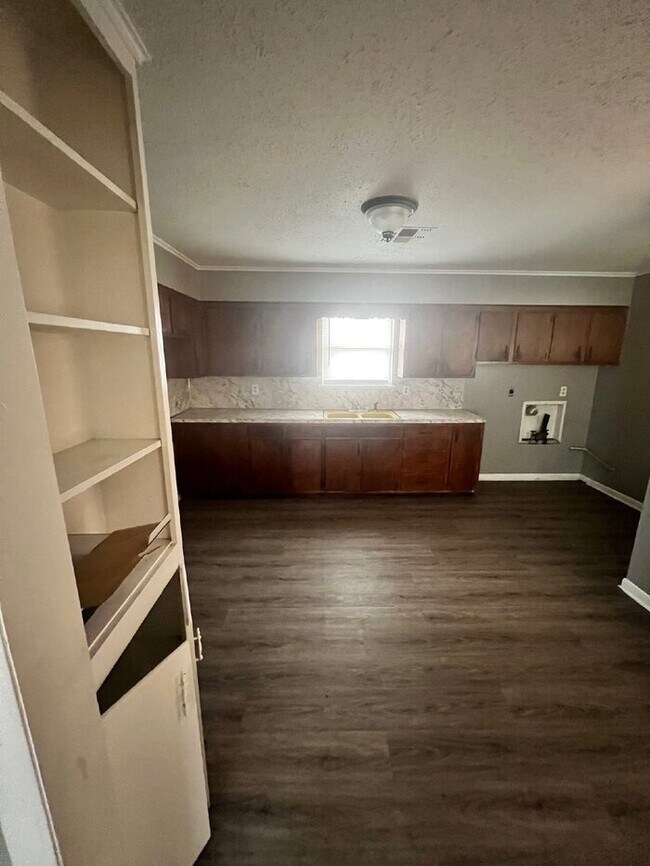 Building Photo - 3200 Daffodil Dr