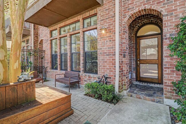 Building Photo - 111 Roy St