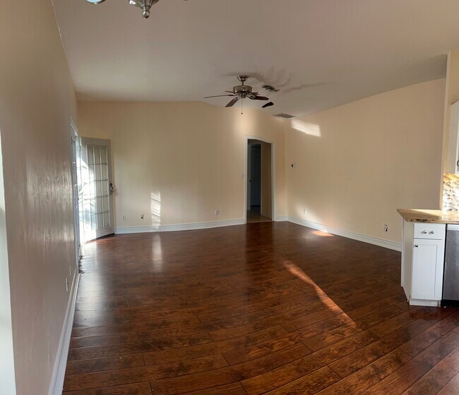 Foto del edificio - 4911 Tallowood Way