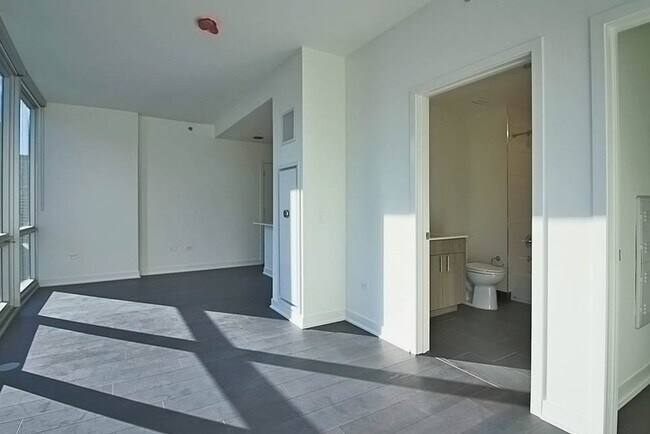 Building Photo - 464 N Park Dr