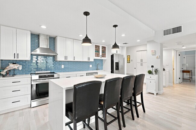 Building Photo - 2121 N Ocean Blvd