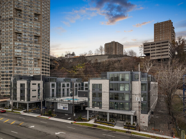 Foto del edificio - 7101 River Rd