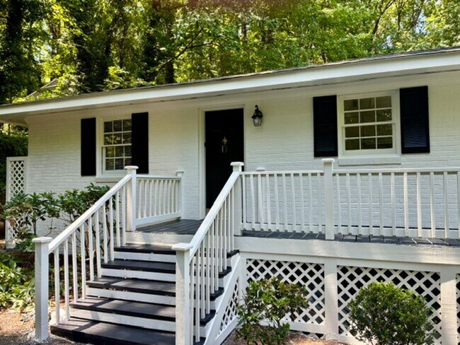 Foto del edificio - Perfect for Roommates — 4BD/3BA Near Franklin Street & UNC Campus | No August Rent!