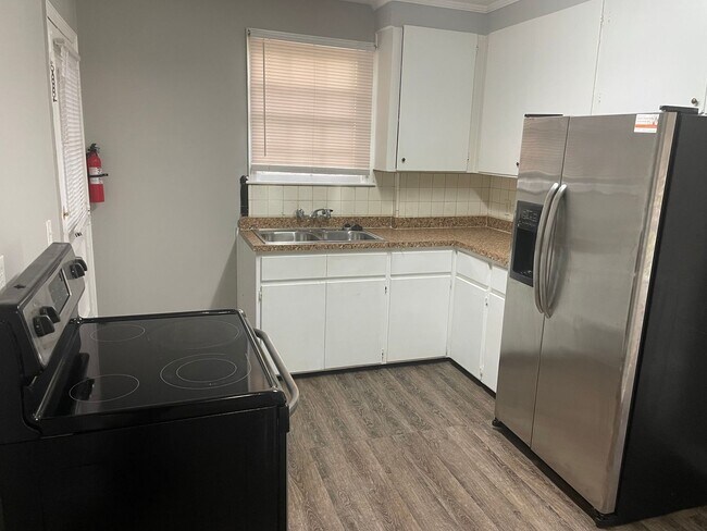 Building Photo - 2/1 Available at 1242 Kenmore St