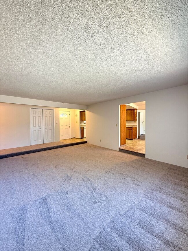 Foto del edificio - Roomy 3 Bed, 2 Bath Home in Northeast Medford