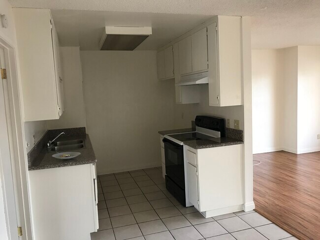 Kitchen - 721 S Webster Ave