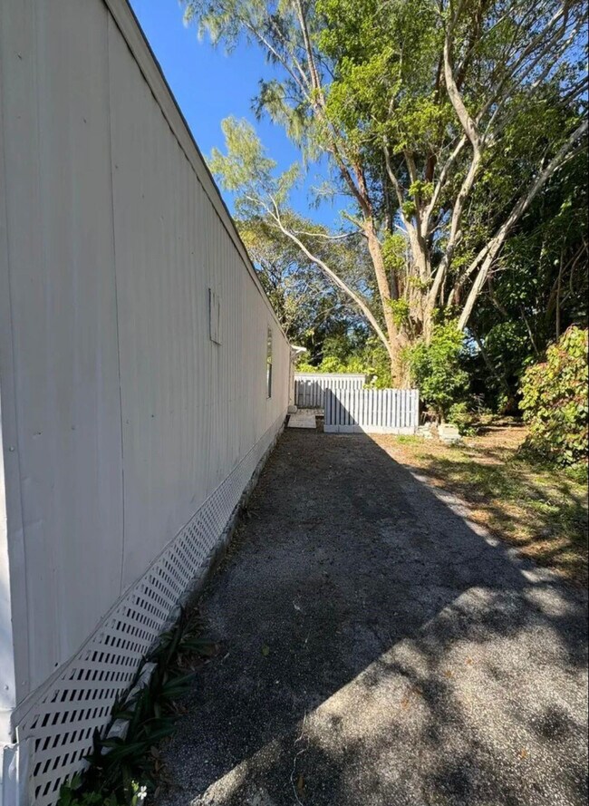 Foto del edificio - 6800 NW 12th Ave