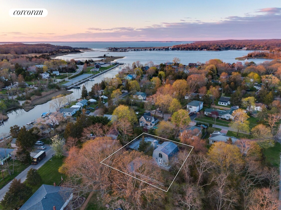 Primary Photo - 76 Peconic Ave