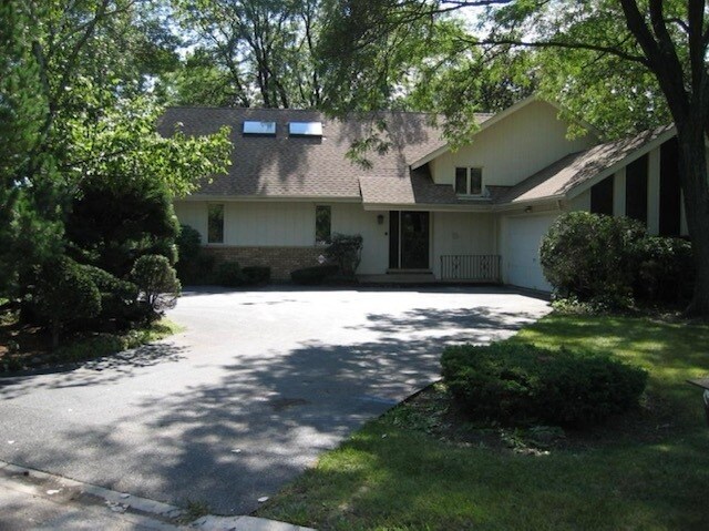 Primary Photo - 2585 Longmeadow Dr