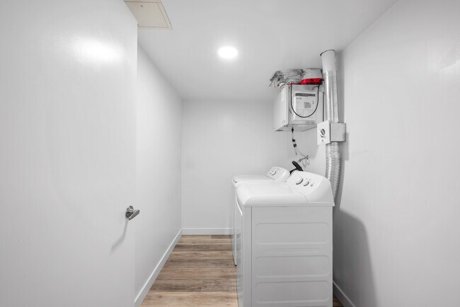 Building Photo - 1-Bedroom Apartment