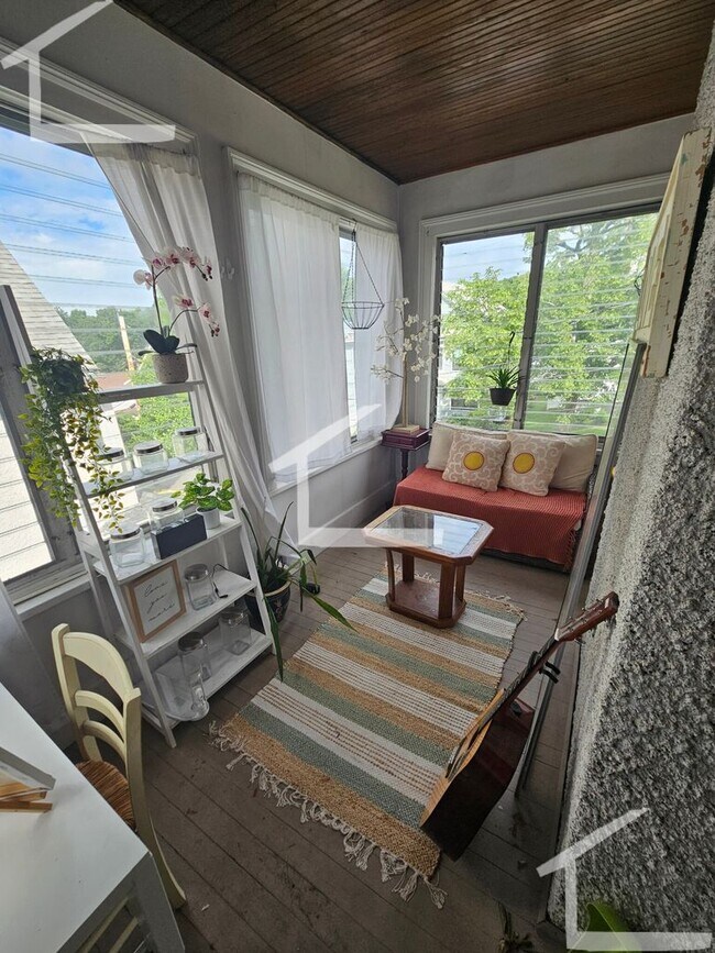 Foto del edificio - 4 bedroom 2 full bath available in Newton....