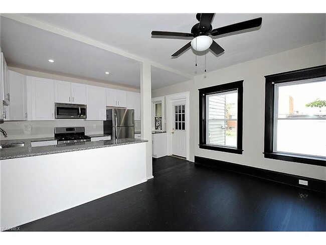 Building Photo - 1374 Cove Ave