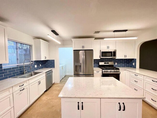 Building Photo - 9503 Dalewood Dr