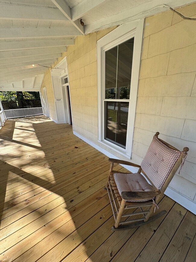 Building Photo - 527 E Cambridge Ave