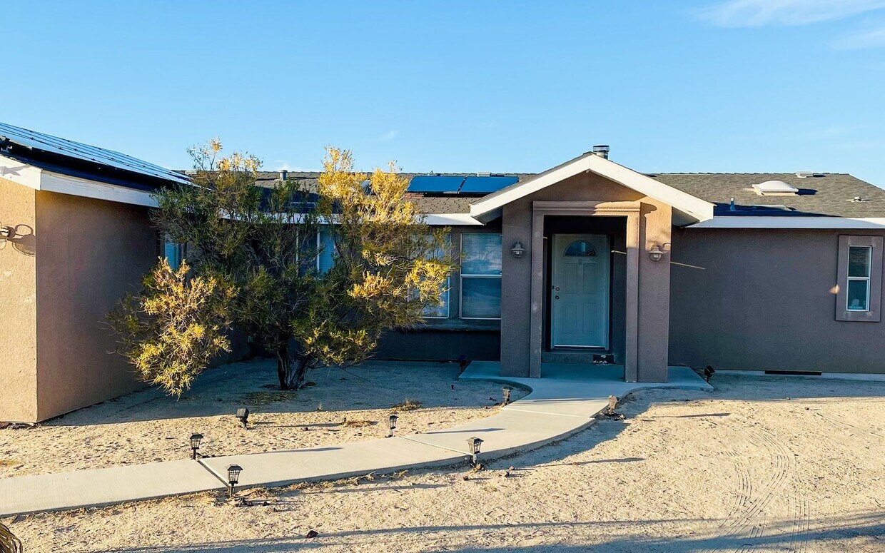 Primary Photo - 29 Palms Home with Garage