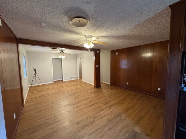 Foto del edificio - Charming 3 Bedroom, 2 Bath Home with 2-Car Garage & Large Fenced Yard