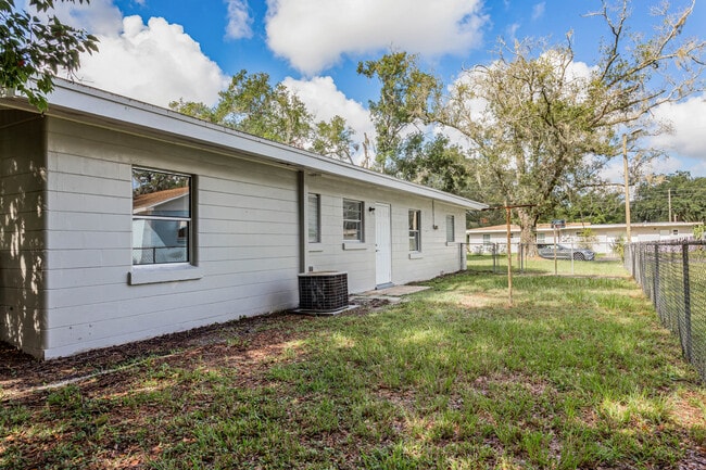 Building Photo - 1702 E Carol Dr