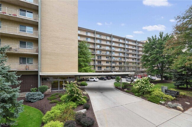 Foto del edificio - 10301 Lake Ave
