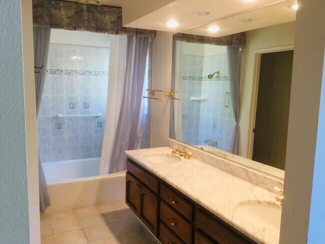 Building Photo - 4984 Yaple Ave