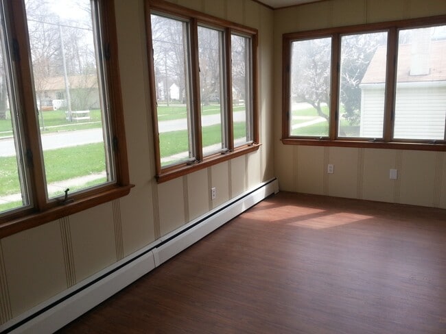 Building Photo - 117 Lakeside Dr