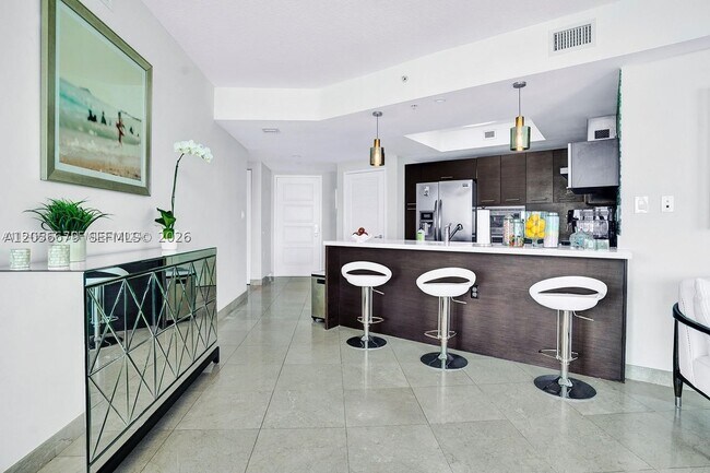 Foto del edificio - 150 Sunny Isles Blvd