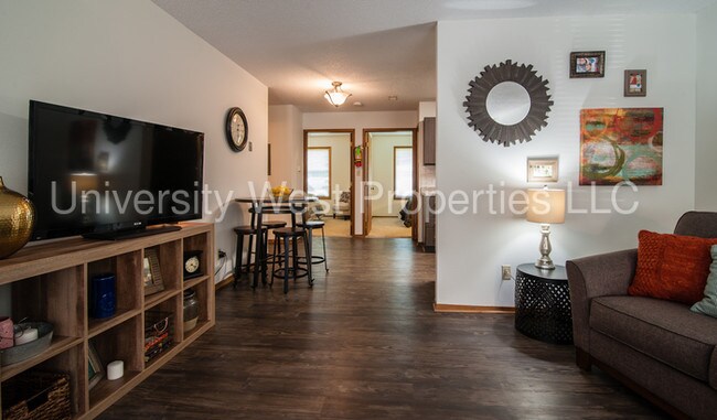 Building Photo - 1001 Pinon Dr