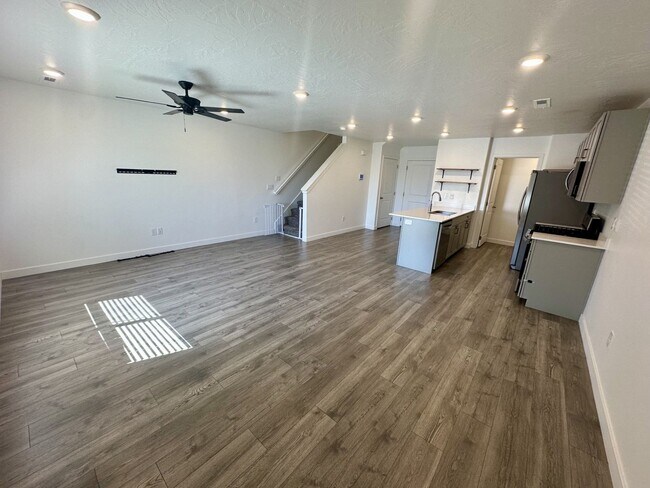 Building Photo - Adorable Long Valley Townhome!