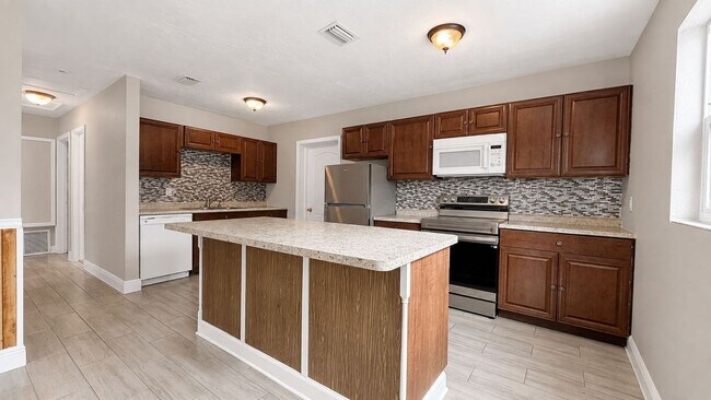 Building Photo - Updated 3 Bedroom Home with Bonus Florida Room, Workshop & Fenced Yard