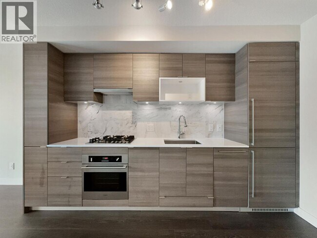 Building Photo - 602 COMO 22xx