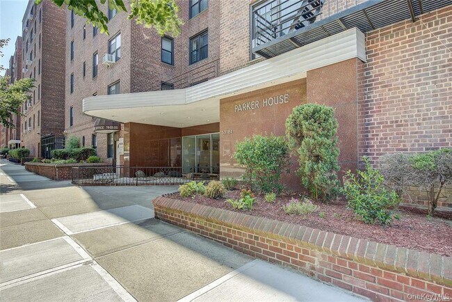 Foto del edificio - 63-84-84 Saunders St