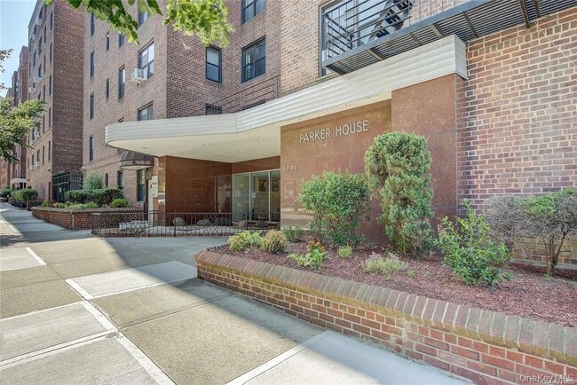 Building Photo - 63-84-84 Saunders St