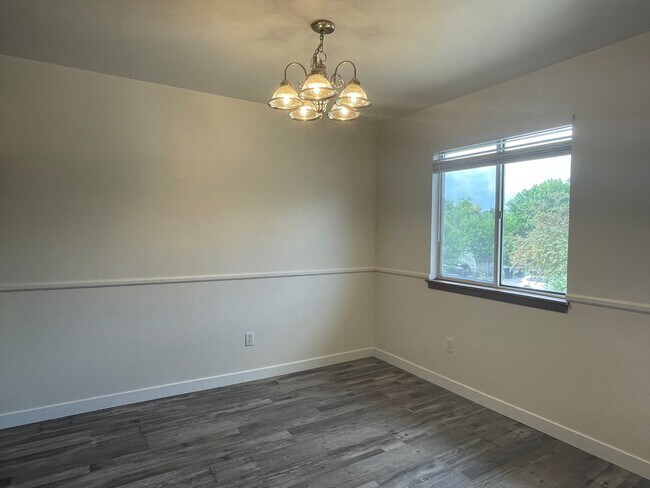 Foto del edificio - Great 2 Bed 1 Bath 2nd Level Condo in Nort...