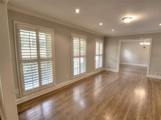 Building Photo - 5575 Lake Forrest Dr
