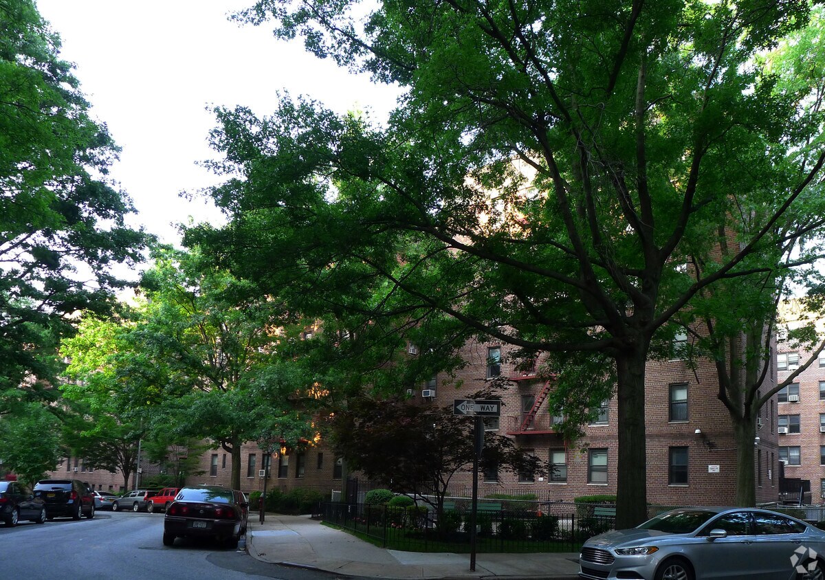 Briarwood Court 8320 141st St Jamaica, NY Apartments for Rent in