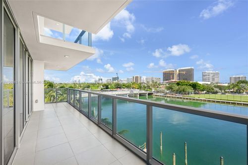 Building Photo - 9521 E Bay Harbor Dr