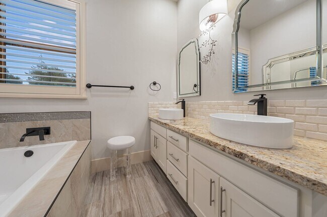 Building Photo - Utilities Included! Luxury Single-Story Ho...