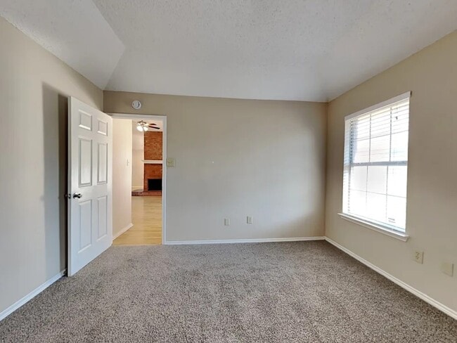 Foto del edificio - 923 Teakwood Ln