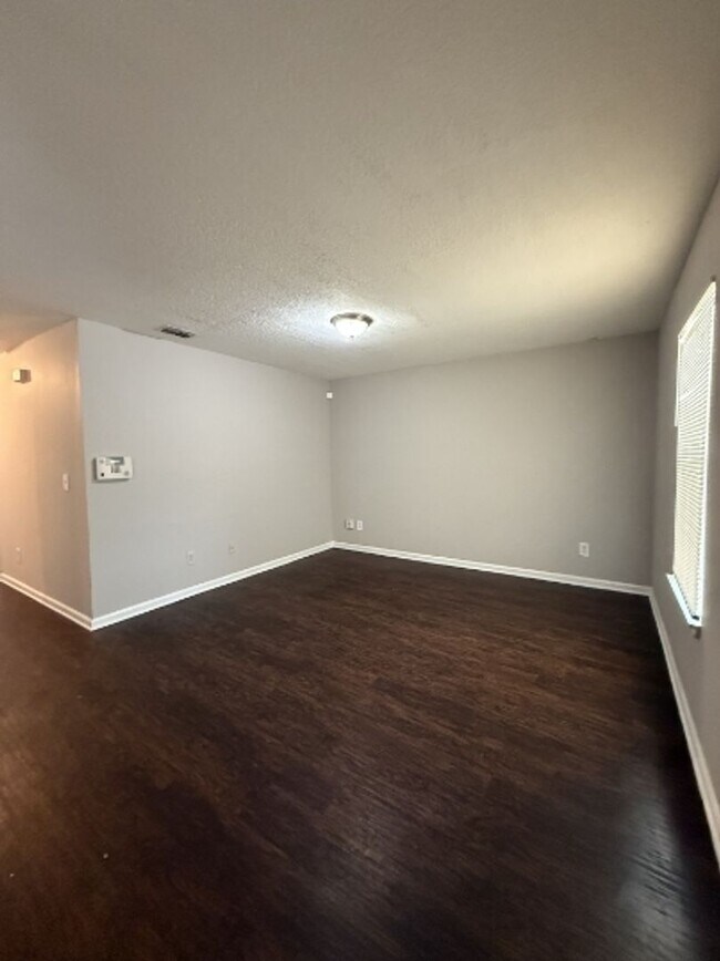 Foto del edificio - Beautiful 3 Bedroom 2 Bath House with New Kitchen