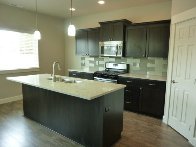 Building Photo - MOVE IN SPECIAL 1/2 OFF FIRST MONTHS RENT-...