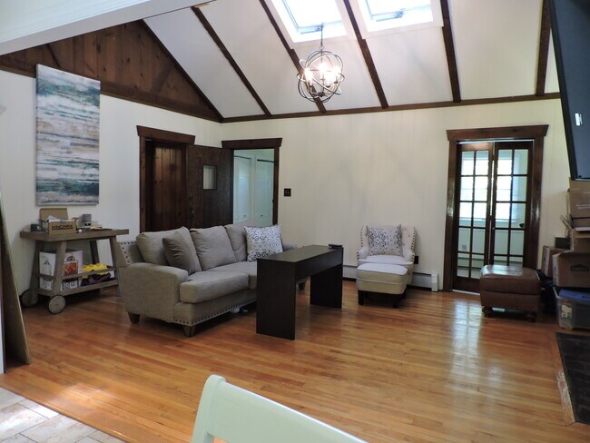 Foto del edificio - 381 Franklin Rd