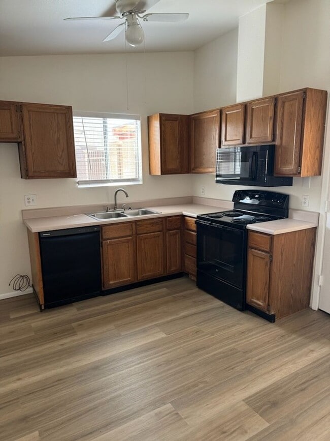Building Photo - Awesome 2 bdrm house on corner lot in N Phx!
