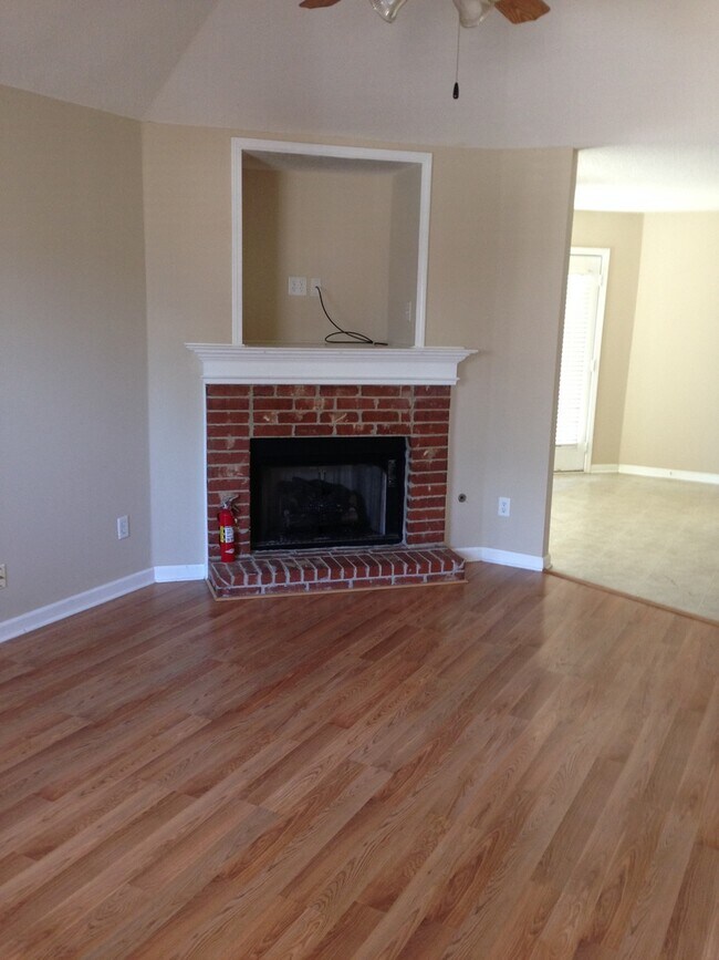 Foto del edificio - Great 3br/2ba Cordova home. Fenced backyard and eat in kitchen. Pets are welcome, fees apply.