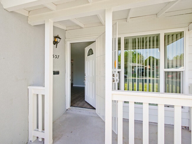 Building Photo - Beautifu 2 beds 2 baths Duplex!!!