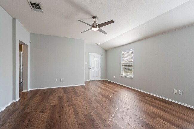 Foto del edificio - Spacious Comfort Meets Modern Convenience ...