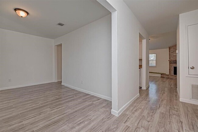 Foto del edificio - 5503 Lynngate Dr