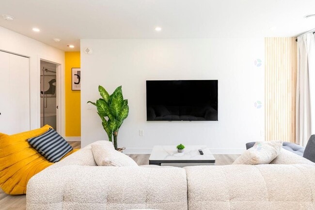 Building Photo - 425 Rue Joliette