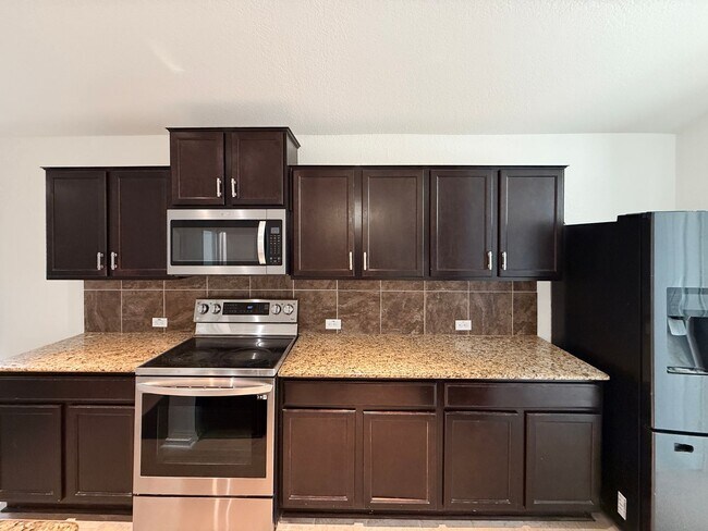 Building Photo - 3 Bedrooms 2 Baths